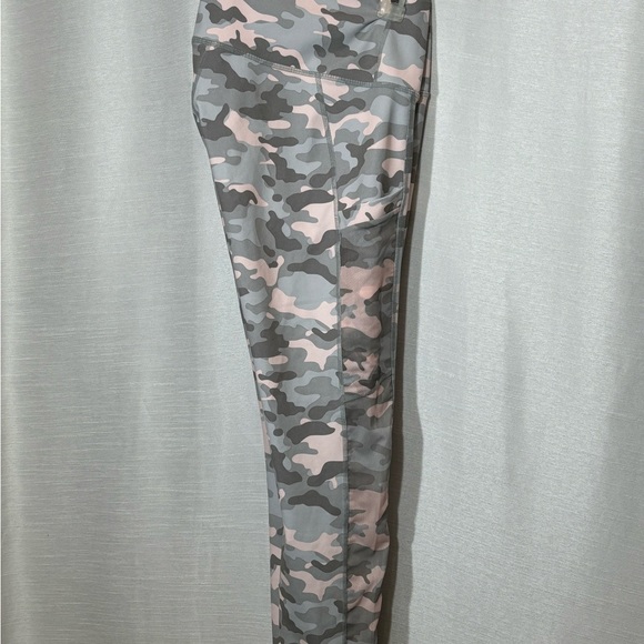 Fabletics High Waisted Powerhold 7/8 Leggings Women’s Pink Black camo 2 pockets - Picture 3 of 14